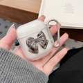 Detalle de funda para AirPods con purpurina, lazo plateado y gancho de mosquetón metal - Lazo mediano con purpurina (Transparente) / AirPods 1.ª/2.ª generación