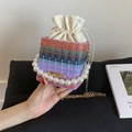Borsa a secchiello intrecciata colorata con manico di perle e catena dorata - Viola