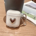 Funda glitter para AirPods con corazón plateado 3D y mosquetón en base de madera - Corazón torcido con purpurina (Transparente) / AirPods 1.ª/2.ª generación
