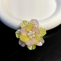 Primer plano de soporte para móvil flor 3D con perlas sobre una bandeja de cerámica - Tipo Adhesivo / Rosa Amarillo