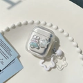 Detail der AirPods Hülle mit 3D Hase und Glitzerstern Anhänger auf weißem Tablett - Stern Blau Hase / AirPods 1/2. Generation