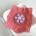 Gros plan d'un support de téléphone fleur violette avec cœur doré sur fond de pique-nique - Violet Magnétique