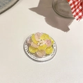 Primer plano de soporte para móvil de flor 3D con perlas sobre una tarjeta de regalo - Modelo Magnético / Rosa Amarillo