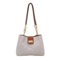 Borsa tote trapuntata beige con profili marrone scuro ed elegante tracolla a catena oro - Bianco