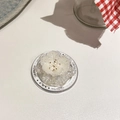Detalle macro del soporte para móvil con flor de resina 3D, perlas y cuentas doradas - Modelo Magnético / Blanco