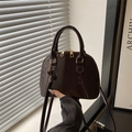 Sac à main dôme marron foncé brillant avec poignées et détails dorés pour le bureau - Marron