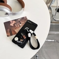 Detalle de funda de cuero lichi con espejo, colgante de oso y cordón trenzado elegante - Negro (Soporte Oso XX Café - Cuerda Sonrisa) / Samsung ZFlip3