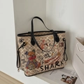 Borsa tote kaki con graffiti a forma di orso e manici neri vista da un angolo elegante - Nero