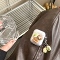 Makroaufnahme der AirPods Hülle mit 3D Pistazien- und Erdnuss-Anhängern auf Leder - Transparent (Erdnuss & Pistazie Anhänger) / AirPods 1/2. Generation