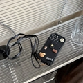 Dettaglio cover nera per iPhone con ciondoli 3D, porta carte e tracolla lunga - Nero / iPhone XR
