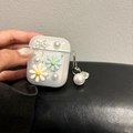 Dettaglio custodia AirPods con margherite 3D, perle e ciondolo con fiocco argento - AirPods 1ª/2ª generazione / Stile Margherita Blu Bianco (con Ciondolo di Perla)