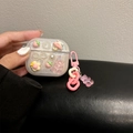 Dettaglio custodia AirPods Pro glitterata con fragola 3D, funghi e ciondolo orso - AirPods 1ª/2ª generazione / Stile Orso Fiore di Fragola (con Ciondolo Orso Rosa)