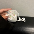Dettagli della custodia AirPods con ciondoli 3D fragola cuore e perle color crema - AirPods 1ª/2ª generazione / Stile Cuore di Fragola (con Ciondolo a Cuore)