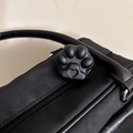 Detailaufnahme eines mattschwarzen Katzenpfoten-Handygriffs auf einer Leder-Oberfläche - Mattierte Katzenpfote Ständer-Gelee Schwarz