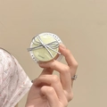 Dettaglio supporto telefono giallo glitterato con fiocco argento e testo regalo - Stile Magnetico - Giallo