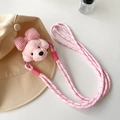 Détail de breloque chien en peluche rose et lanière de téléphone tressée avec nœud - Chien Rose Frisé en Peluche - Nœud Rose à Carreaux - Corde Tressée
