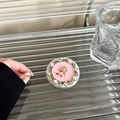 Dettaglio del supporto per telefono cammeo vintage con profilo oro e perle - Stile Cameo Traforato Magnetico-Nero Rosa