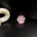 Dettaglio del supporto per telefono a zampa di gatto rosa glitterato su sfondo nero - Zampa di Gatto Glitter Rosa