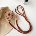 Détail de la lanière téléphone capybara en peluche avec corde tressée marron et texture douce - Tête de Capybara en Peluche Grande - Corde Tressée