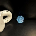 Dettaglio del supporto per telefono a zampa di gatto glitter blu con cuore su pelle - Zampa di Gatto Glitter Blu Reale