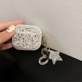 Dettaglio custodia AirPods glitterata con ciondolo a stella e catena in acrilico - AirPods 1ª/2ª generazione / Ciondolo Stella-Argento