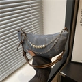 Bolso hobo denim azul con cadena de perlas y correa marrón con nudos decorativos - Azul