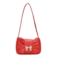 Bolso de hombro rojo plisado con hebilla de lazo plateada y correa del mismo tono - Rojo