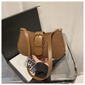 Detalle del bolso retro de gamuza marrón con hebilla dorada y asa de cuero liso - Marrón