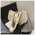 Detalle de bolso bajo el brazo de cuero PU blanco con gran hebilla dorada y correa fina - Blanco