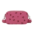Bolso bandolera rectangular rosa con estampado de cerezas y ganchos metálicos plateados - Rosa