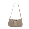Minimalistische beige baguette schoudertas met hoefijzergesp en textuur afwerking - Wit