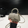 Mini-Umhängetasche aus Tweed in Graugrün mit rundem Griff und goldenen Details - Grün