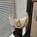 Moderne weiße Schultertasche in Halbmondform mit Krokoprägung und goldener Schnalle - Weiß