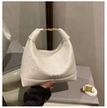 Dettaglio borsa bianca a trama coccodrillo con logo COIH dorato e tracolla regolabile - Bianco