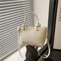 Schicke beige Handtasche mit Schlangenmuster, Knotengriff und goldenem Schriftzug - Weiß