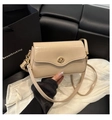 Detailansicht der cremefarbenen Baguette-Tasche mit goldenem Drehverschluss aus Metall - Khaki