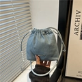 Sac seau chic en denim bleu clair avec cordon de serrage, plaque en métal et bandoulière - Bleu
