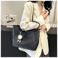 Klassische schwarze Leder-Einkaufstasche mit rosa Pelz-Anhänger für den Büroalltag - Mit Anhänger / Schwarz Mit Anhänger