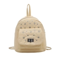 Mini sac à dos beige matelassé avec bandoulière chaîne et motif losanges sur fond blanc - Jaune