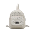 Mini sac à dos matelassé blanc orné de clous brillants et d'un fermoir tournant - Blanc