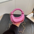 Bolso de mano mini media luna rosa metalizado con correa de cadena para mujer - Rosa