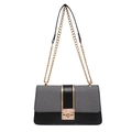 Piccola borsa quadrata bicolore nero e grigio con tracolla a catena dorata - Nero