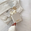 Bolso tipo cubo blanco crema con cadena dorada y cuero con grano de lichi - Blanco