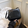 Borsa a sella minimalista in pelle nera lucida con tracolla regolabile per donna - Nero