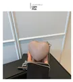 Dettaglio macro di una borsa da sera a forma di cuore con paillettes rosa chiaro - Rosa Chiaro