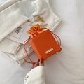 Mini bolso caja naranja vibrante con diseño de lichi, cadena dorada y cierre de cordón - Naranja