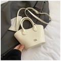 Elegante borsa tote beige a trama intrecciata con logo argento e tracolla regolabile - Bianco senza ciondolo