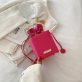 Mini sac seau rose fuchsia avec bandoulière chaîne dorée et cordon de serrage - Rose rouge