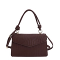 Sac bandoulière élégant marron foncé texture tressée avec finitions dorées chic - Marron