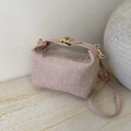 Elegante bolso de mano en tela texturizada rosa empolvado con cierre dorado y correa - Rosa